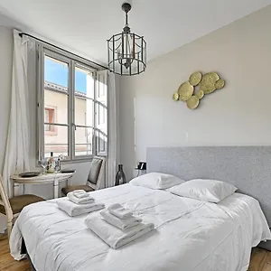 Au Coeur Des Papes, Dans Batisse De Charme & En Coeur De Apartment